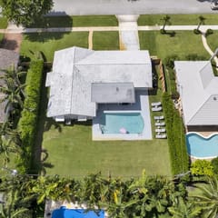 Luxury Beach House Heated Salt Pool, BBQ, Fast WIFI, Covered Patio, Huge Private Yard, EV Charger