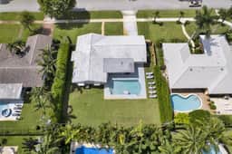 Luxury Beach House Heated Salt Pool, BBQ, Fast WIFI, Covered Patio, Huge Private Yard, EV Charger