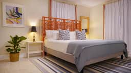Luxury Beach House Heated Salt Pool, BBQ, Fast WIFI, Covered Patio, Huge Private Yard, EV Charger