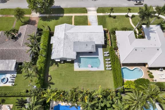 Luxury Beach House Heated Salt Pool, BBQ, Fast WIFI, Covered Patio, Huge Private Yard, EV Charger - Image 1