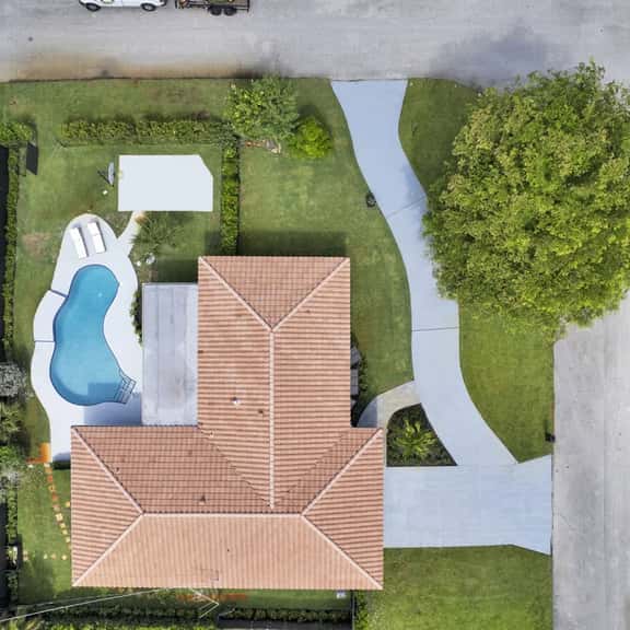 Luxury Home |Heated Salt Pool, Basketball Hoop, Cinema, Minutes To Atlantic Ave and Beach - Image 1