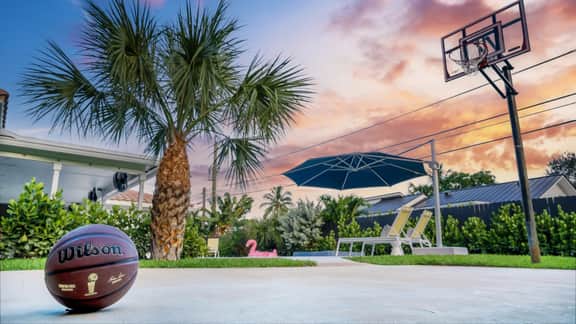 Luxury Home, Heated Salt Pool, Basketball Hoop, Movie Theater, Minutes To Atlantic Ave and Beach