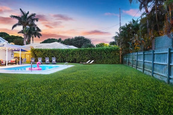 Luxury Beach House Heated Salt Pool, BBQ, Fast WIFI, Covered Patio, Huge Private Yard, EV Charger