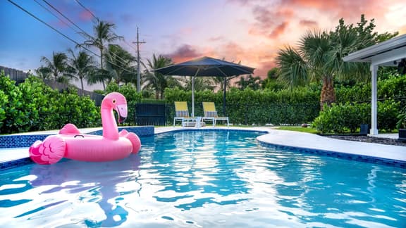 Luxury Home, Heated Salt Pool, Basketball Hoop, Movie Theater, Minutes To Atlantic Ave and Beach